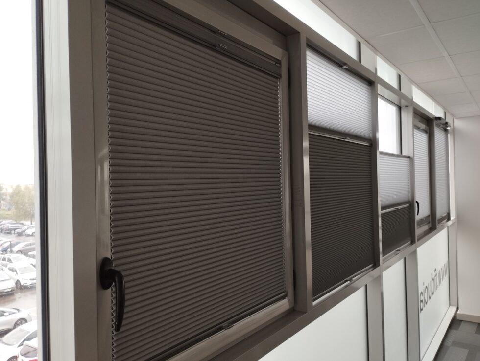 Avec une toile occultante et un voilage sur le mème store